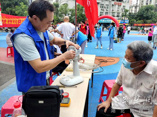 青龍山社區(qū)陽(yáng)平志愿服務(wù)隊(duì)志愿者為居民免費(fèi)修理小家電.png.png