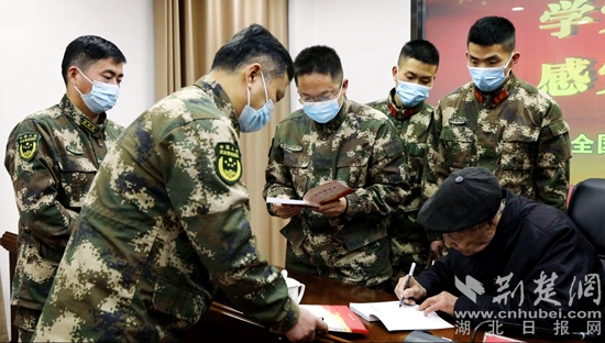 7 贈(zèng)書現(xiàn)場     武三斌 攝.JPG