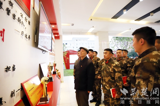 6 參觀榮譽(yù)墻    李子涵 攝.JPG