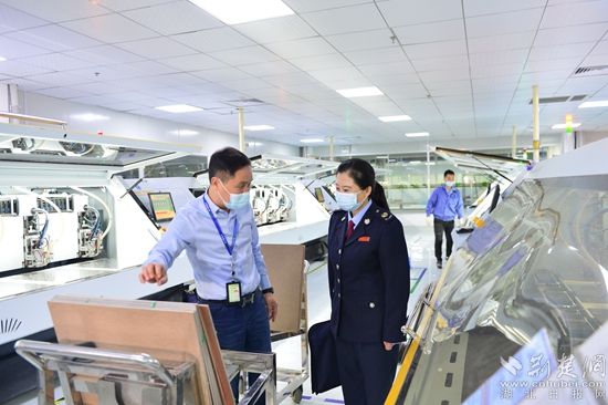 1.圖為黃石市稅務局干部在黃石永興隆電子有限公司調(diào)研減稅降費優(yōu)惠政策享受情況，輔導該公司籌備上市過程中遇到的涉稅難題。.jpg.