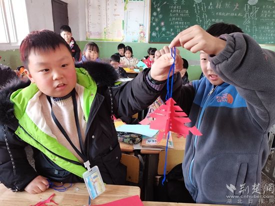 孩子們在展示自己的剪紙作品。.jpg.jpg