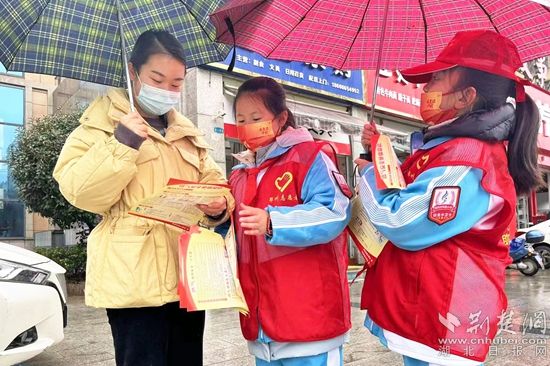 市實驗小學小宣講員打著雨傘在大街宣傳安全知識_副本.jpg.jpg