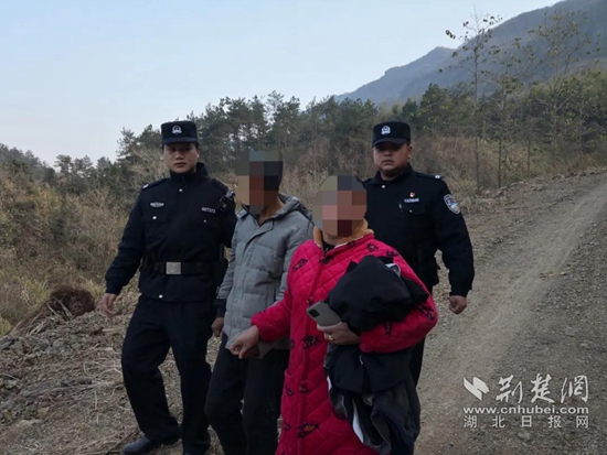 王英所民警上山尋找到走失人員 (2).jpg