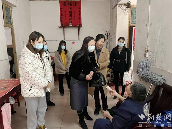 武穴市婦聯(lián)黨組書記、主席張利和女企業(yè)家看望慰問困境婦女劉金娥.jpg