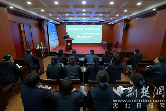 2.鄭稅官工作室”的負(fù)責(zé)人鄭中平正在講解2022年小規(guī)模納稅人免征增值稅、增值稅留抵退稅、“組合式”稅收優(yōu)惠減免等最新的優(yōu)惠政策