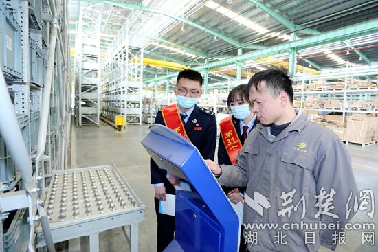 圖2.稅務(wù)干部在湖北三豐小松自動化倉儲設(shè)備有限公司實(shí)地查看生產(chǎn)經(jīng)營情況。.JPG.JPG