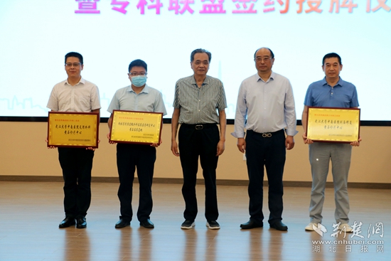 兩個(gè)中心  一個(gè)基地  授牌.jpg