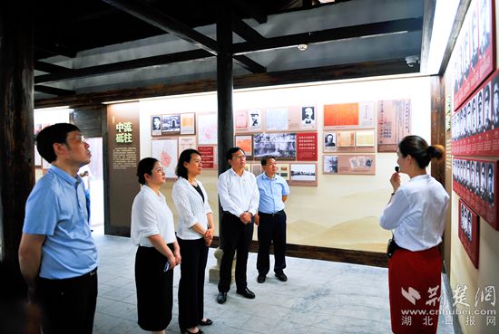 6.左一湖北省博物館副館長何廣；左二黃岡市文旅局黨組成員、副局長王萍；左三湖北省文化和旅游廳黨組成員、省文物事業(yè)發(fā)展中心主任余萍