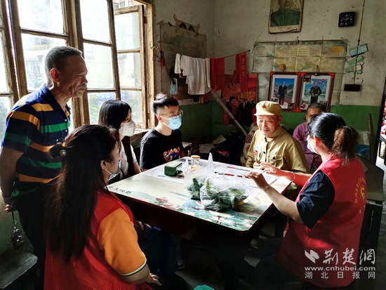 6月2日，濱湖社區(qū)暖陽(yáng)驛站組織開展“端午粽情&nbsp;情暖老兵”上門送溫暖活動(dòng)。.png.png