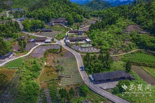 宣恩縣椒園集鎮(zhèn)至鑼圈巖段公路，全長8公里，途經(jīng)椒園村、涼風(fēng)村、鑼圈巖村，該公路建成既有效帶動(dòng)沿線煙葉等產(chǎn)業(yè)發(fā)展，又是曜天眼景區(qū)的