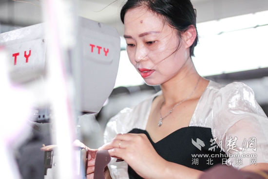 圖為湖北浙聯鞋服公司制鞋車工袁粉章正在進行制鞋雙針工序.jpg