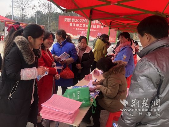 圖為2022年春節(jié)期間縣人社部門組織鞋企到鎮(zhèn)區(qū)招工.jpg.jpg
