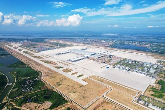 濱江擁湖的鄂州機場-牛暢，拍攝于2022年6月初，主題：鄂州花湖機場地理優(yōu)勢優(yōu)越，周邊生態(tài)環(huán)境良好，通過花馬湖水系綜合治理使得機