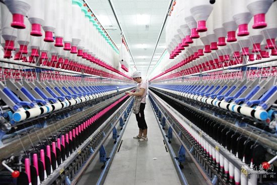 在湖北百絲祥紡織有限公司生產(chǎn)車間，工人正在生產(chǎn)線上作業(yè).jpg.jpg