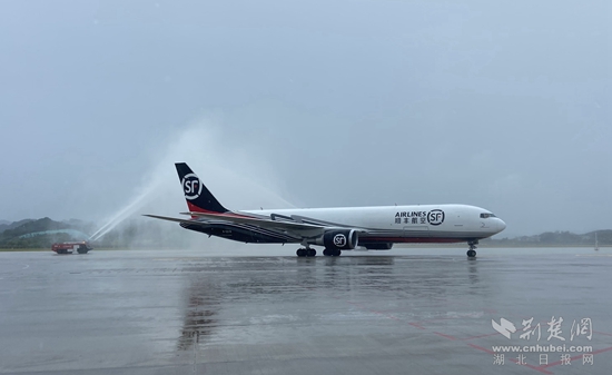 貨航首班進港。胡小軍 攝.jpg