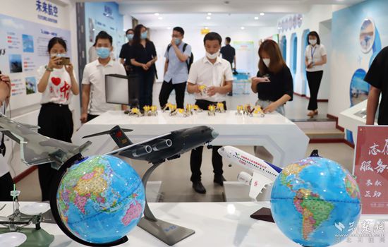 燕磯社區(qū)黨員群眾服務(wù)中心參觀體驗(yàn)。記者 胡小軍 攝.jpeg