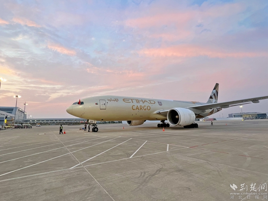 飛機(jī)?？客戤?。金康 攝.jpeg