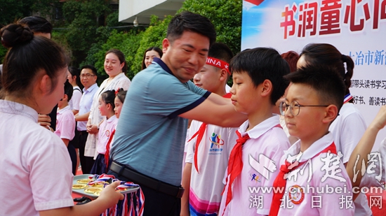 大冶市教育局黨組成員、副局長(zhǎng)為親子共讀示范家庭頒發(fā)獎(jiǎng)?wù)?jpg