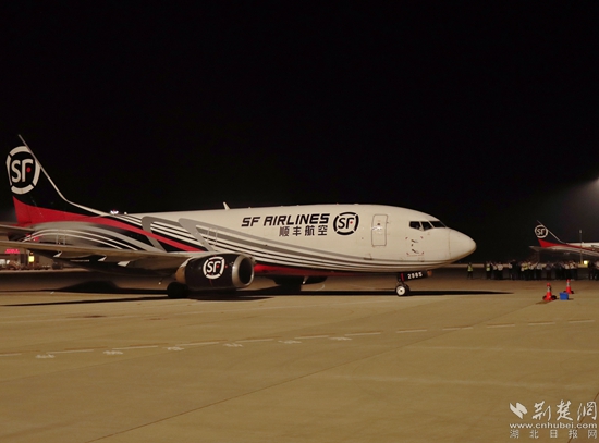 順豐B737-300駛向停機位。金康 攝.jpg