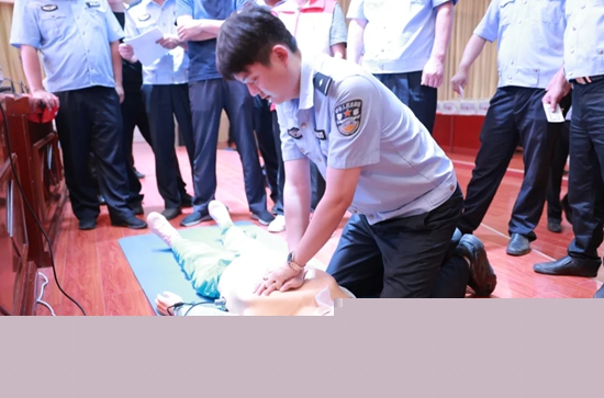 7月17日，嘉魚縣公安局治安大隊(duì)會同縣紅十字會組織開展一線民輔警防溺水急救技能專項(xiàng)培訓(xùn).jpg