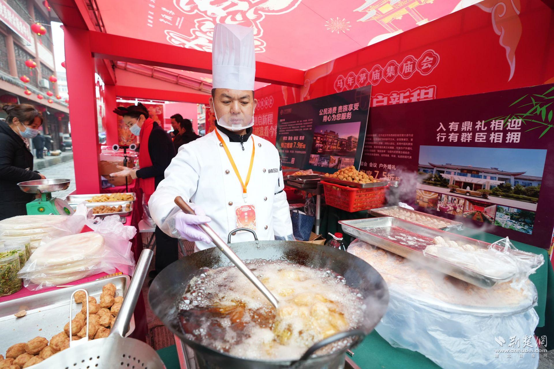 現(xiàn)場(chǎng)臘味、鹵貨、炸圓子吸引市民前來品嘗購(gòu)買 (1).JPG.JPG