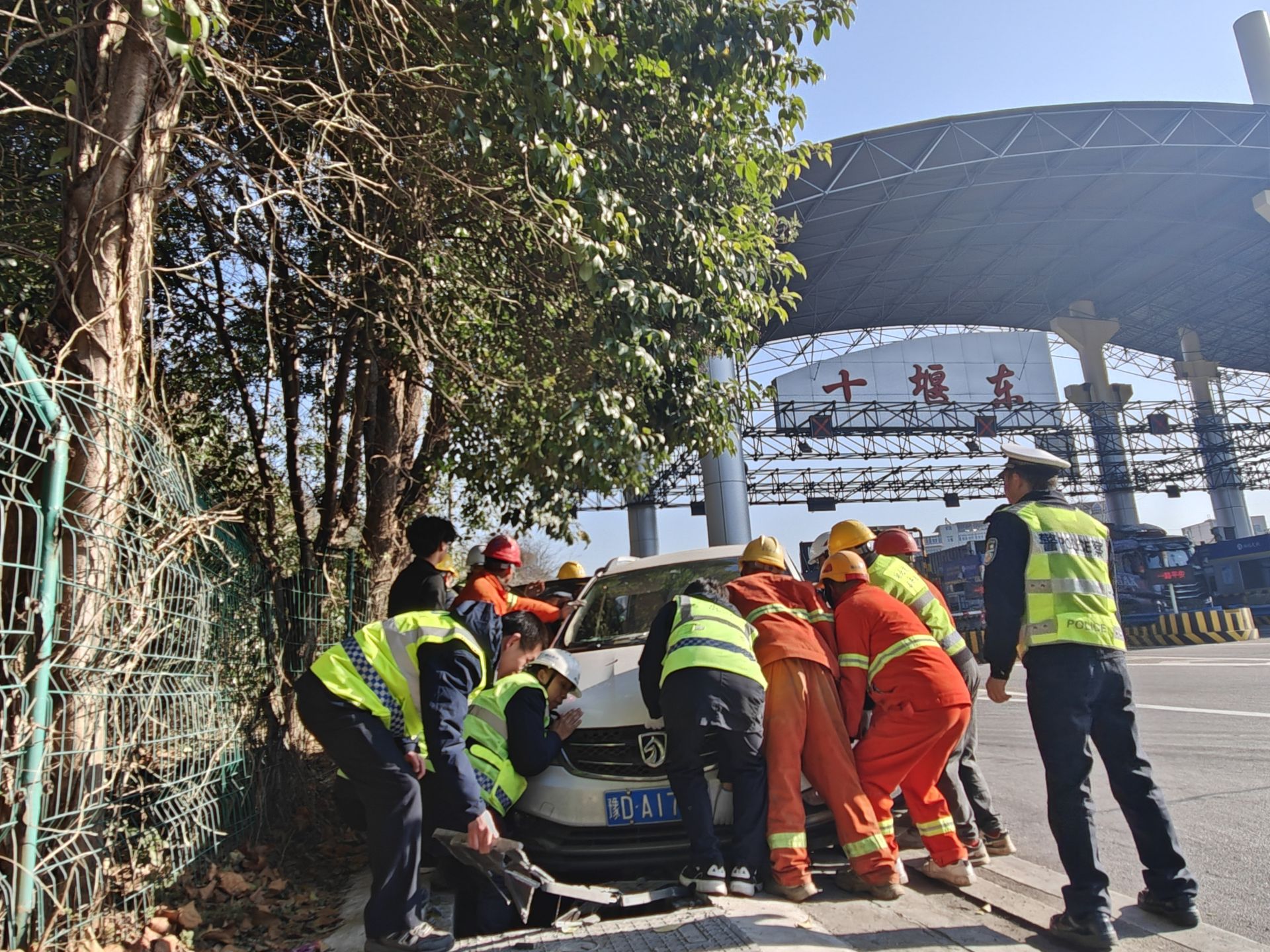 小車誤入邊溝，暖心救援.jpg.jpg