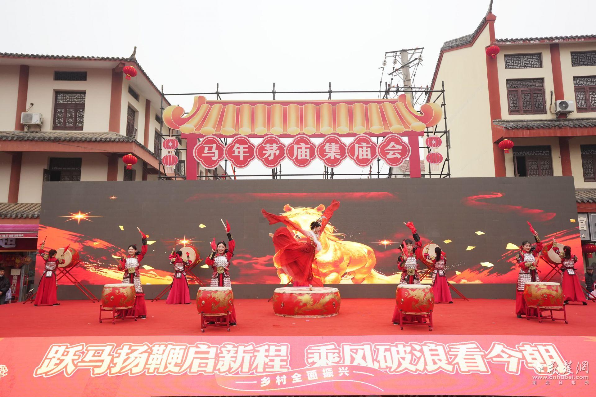 大集現(xiàn)場(chǎng)歌舞表演吸引了不少市民前來 (4).JPG.JPG