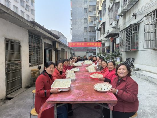 黨員中心戶帶領(lǐng)居民自發(fā)開展“暖‘新’迎冬至 溫馨睦鄰情”冬至合家飯主題活動.jpg.jpg